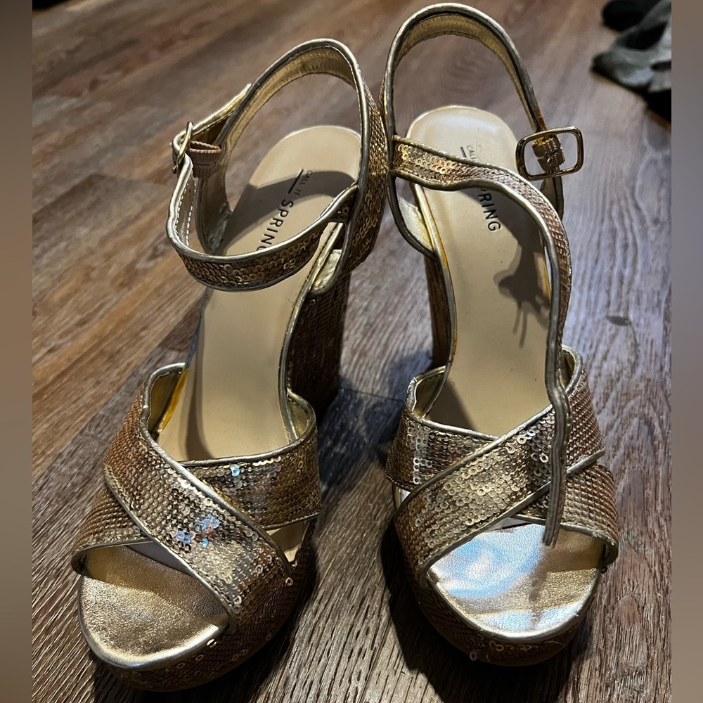 Strappy platform wedges. Shimmer gold/silver.